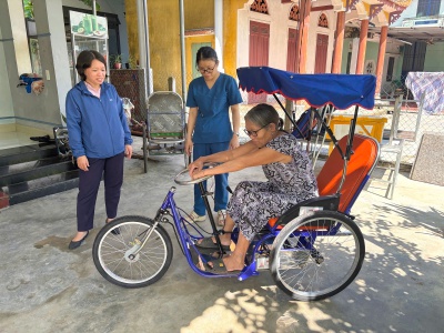 Đà Nẵng: Cấp phát và hướng dẫn sử dụng dụng cụ trợ giúp tại nhà cho người khuyết tật 